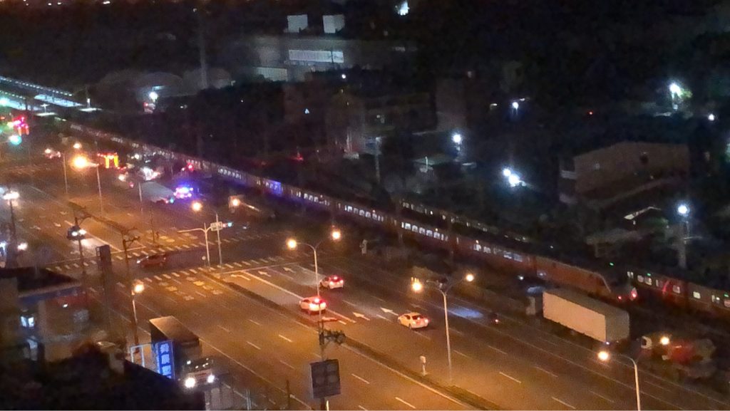 台中一名老翁跨越鐵軌遭自強號撞擊當場身亡。（圖／翻攝自記者爆料網）