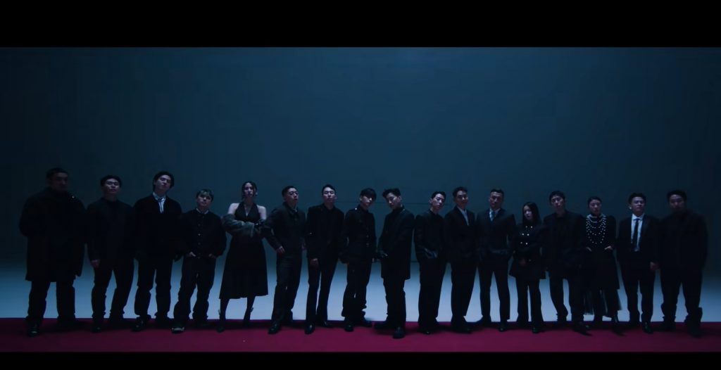 AOMG旗下藝人穿上全黑西裝友情出演朴宰範新歌MV。（圖／翻攝自YouTube）