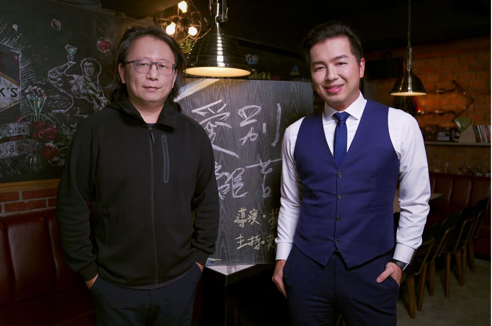 楊力州(左)日前接受《E!Studio藝鏡到底》之Talk一杯主持人鄭偉柏(右)專訪。(圖/MOMOTV 75台提供)