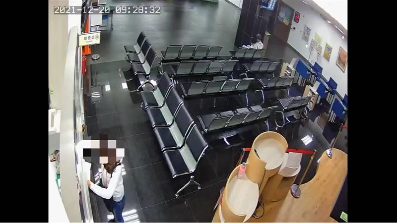 面對疫情嚴峻,國內在落實防疫措施上也特別嚴謹,不過有2名印尼籍移工來台入住防疫旅館期間,竟結伴走出房門外吃晚餐,無視規範。(圖/執行署高雄分署)