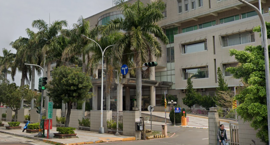 苗栗地方法院一名年輕的王姓調查官,先前竟被4名女同事指控性騷擾,其中一人因穿著「破洞牛仔褲」,竟被他意圖摸大腿問「會不會冷?」(圖/Google Maps)