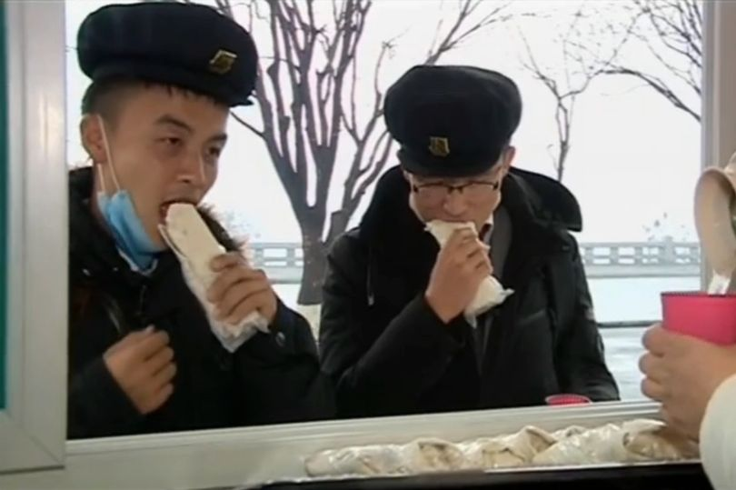 北韓官媒指出小麥捲餅深受民眾喜愛。(圖/翻攝自推特)