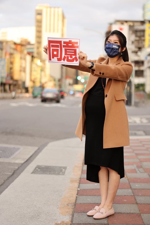 李明璇挺著大肚在街頭宣講四大公投（攝自李明璇臉書）