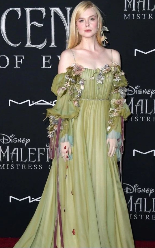 妹妹艾兒芬妮因在《黑魔女:沉睡魔咒Maleficent》飾演奧蘿拉公主,從此星路大開。
