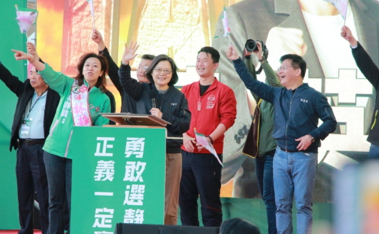 民進黨台中市第2選區立委補選候選人林靜儀(前左1)2日在沙鹿區舉辦造勢大會,總統蔡英文(前左2)到場站台,蔡總統致詞時表示,要改變在地文化、終結政治惡鬥,就要勇敢站出來投票支持林靜儀。(圖/翻攝自中央社)