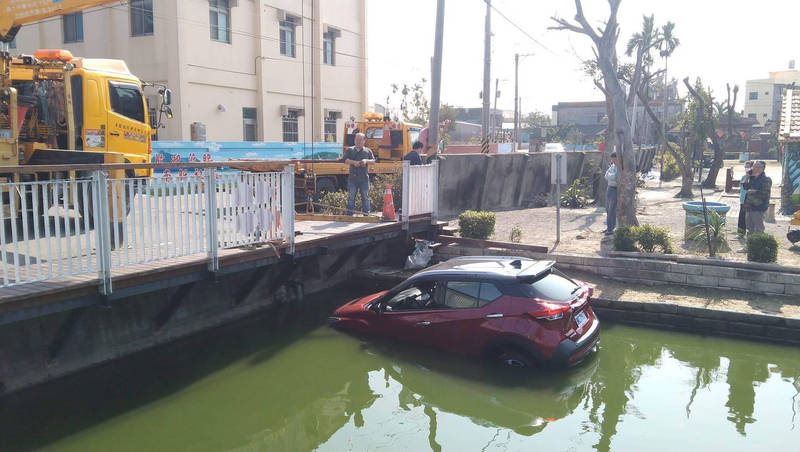 看花海卻悲劇了!駕駛「誤踩油門」撞斷護欄,車輛栽入景觀池。(圖/民眾提供)