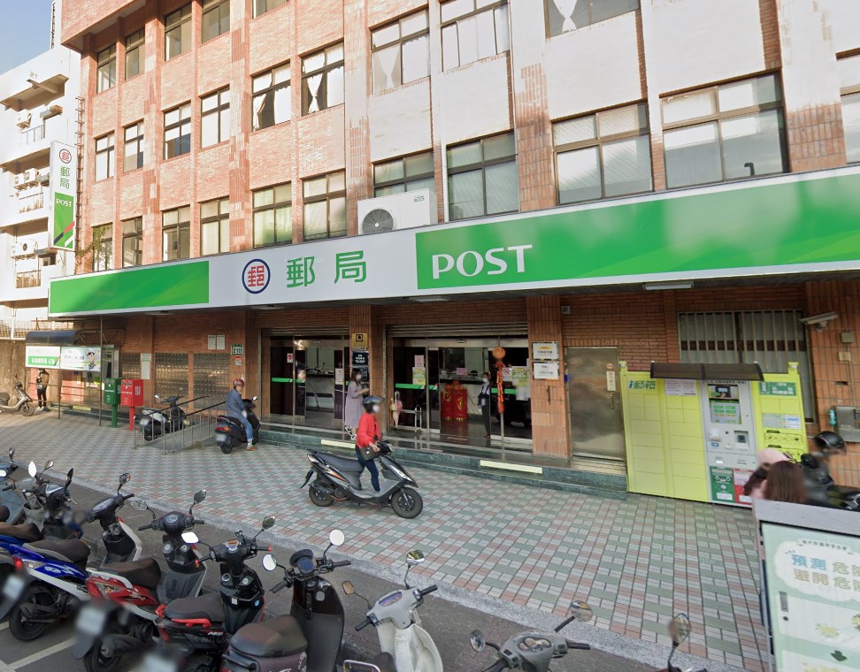 台北市北投明德郵局在官網公告,因有確診者足跡12日暫停營業一天。(圖取自Google地圖網頁google.com/maps)