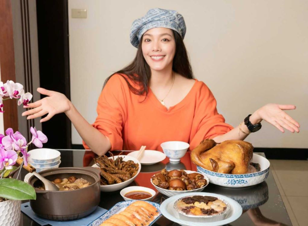 翊萱家中過年,總會準備一大桌好料。(圖/艾迪昇傳播提供)