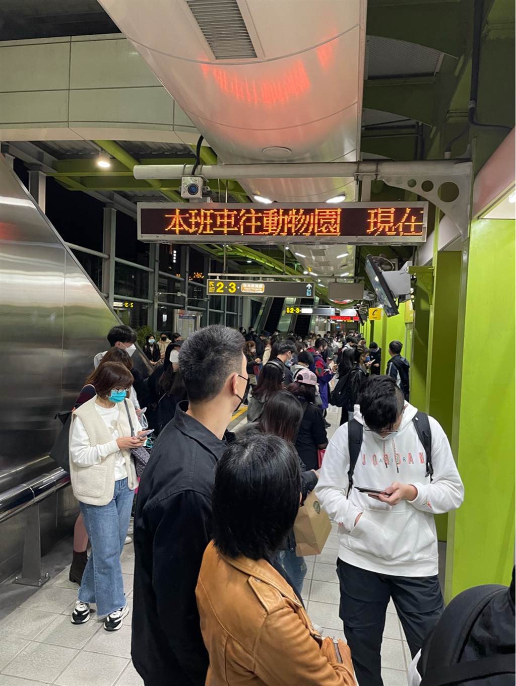 文湖線用台人滿為患。 (圖／PTT)