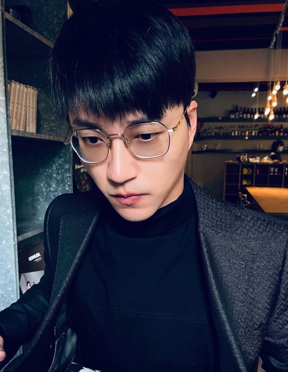 32歲的江宏傑忙於工作邊照顧小孩。(圖/翻攝自IG)