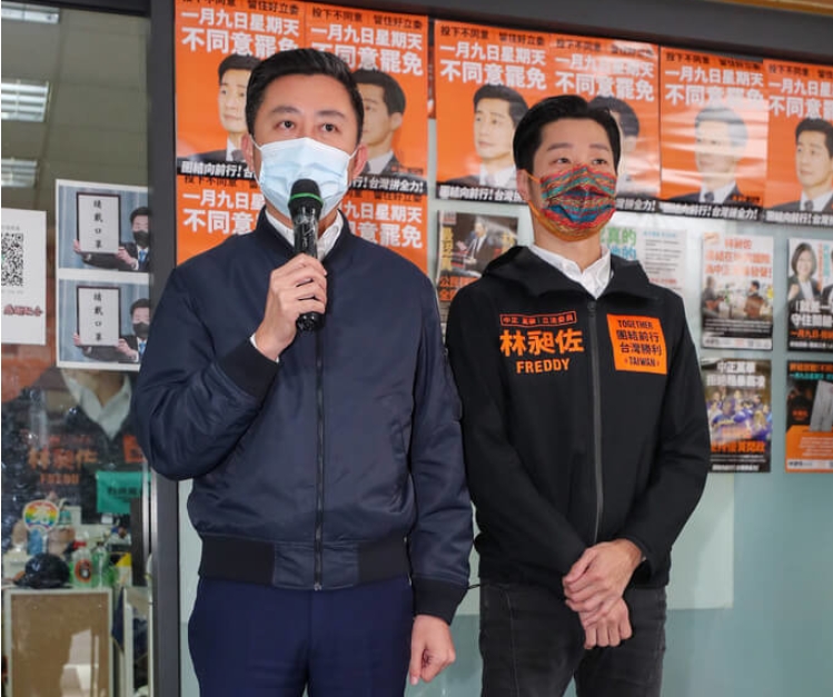 無黨籍台北市立委林昶佐（右）的罷免案將於9日投票，4日下午展開車隊掃街呼籲選民出來投票「反罷林」，新竹市長林智堅（左）現身相挺。（圖／翻攝自中央社）