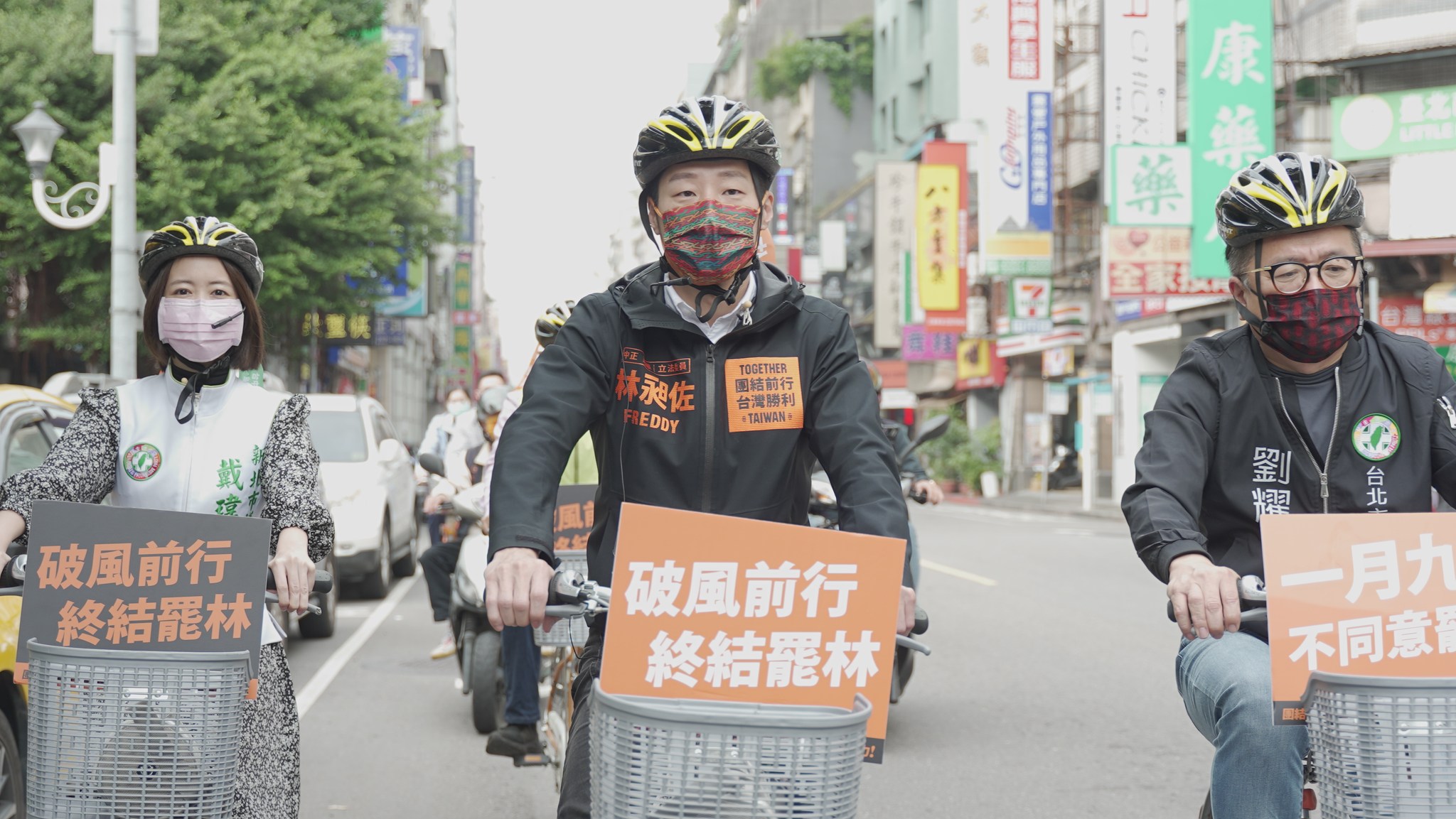 林昶佐近日勤跑街頭宣傳反罷免(攝自林昶佐臉書)