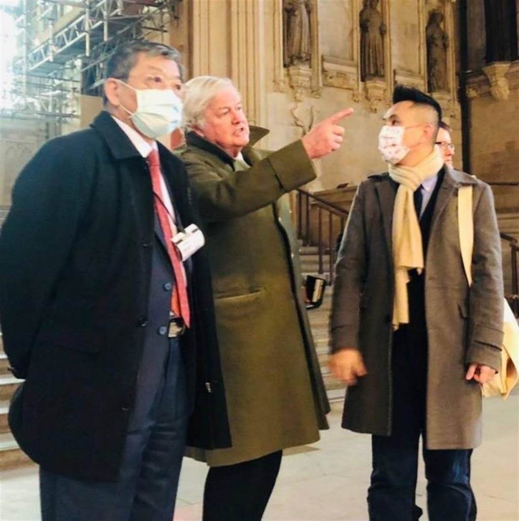 照片中由左而右為駐英代表謝武樵、下議院議員史都華(Bob Stewart)、國民黨立委陳以信。(圖/陳以信辦公室提供)
