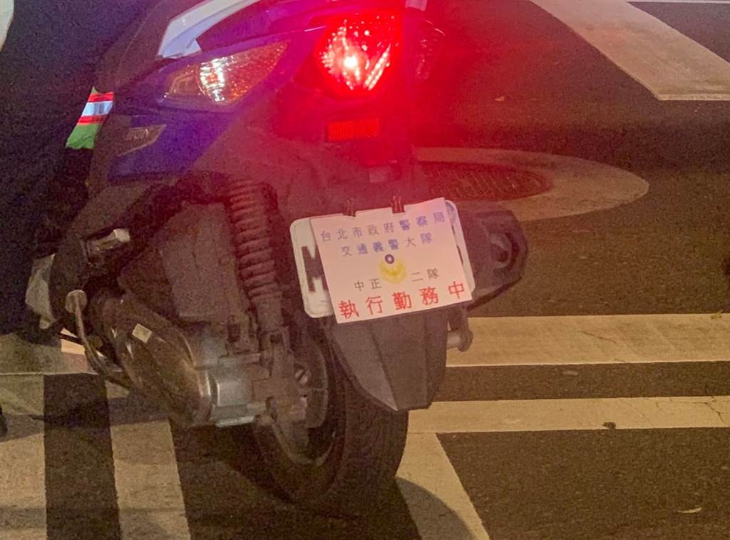 義警的車牌遭「執行勤務中」字條遮住(攝自臉書「爆料公社二社」)