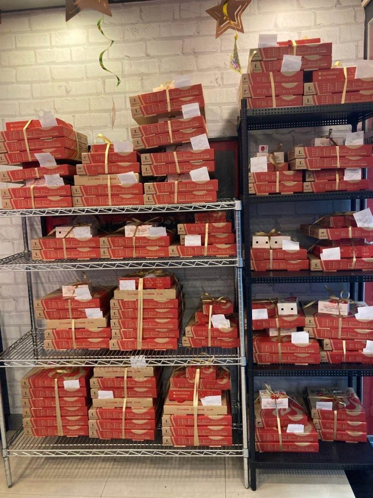▲從照片中可以看到,成堆的披薩一共堆滿了四層架子。(圖/翻攝自臉書社團《外送員的奇聞怪事》)
