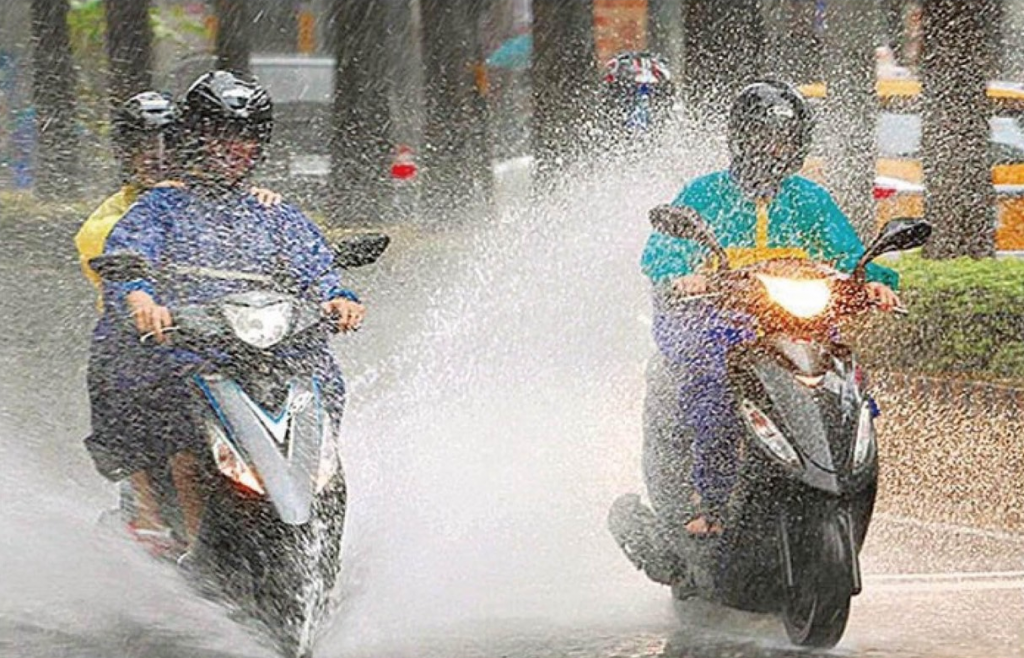 坑洞遇到下雨天必定積水，汽機車經過時，經常激起水花噴到其他用路人。圖取自SOL Helmets臉書