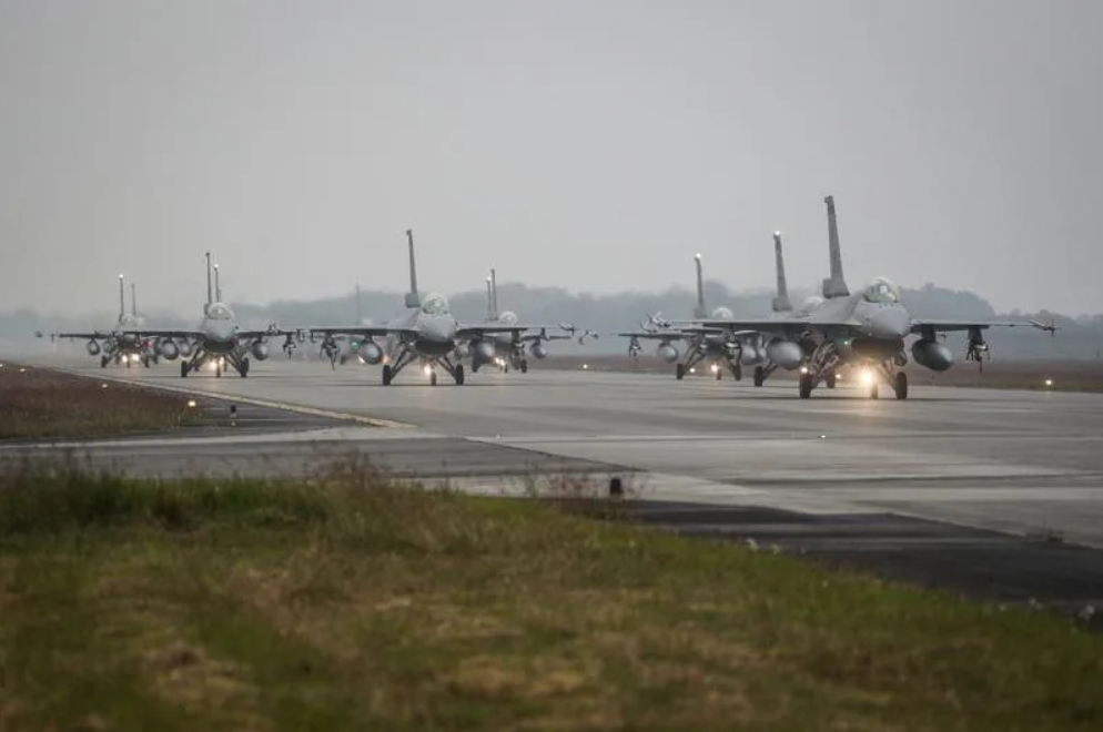 國軍今（5）日在嘉義基地，舉行111年春節加強戰備演練，空軍第四聯隊進行「大象走路」操演，由12架F-16V整齊列隊駛出滑行道，相當壯觀。（圖／中央社）