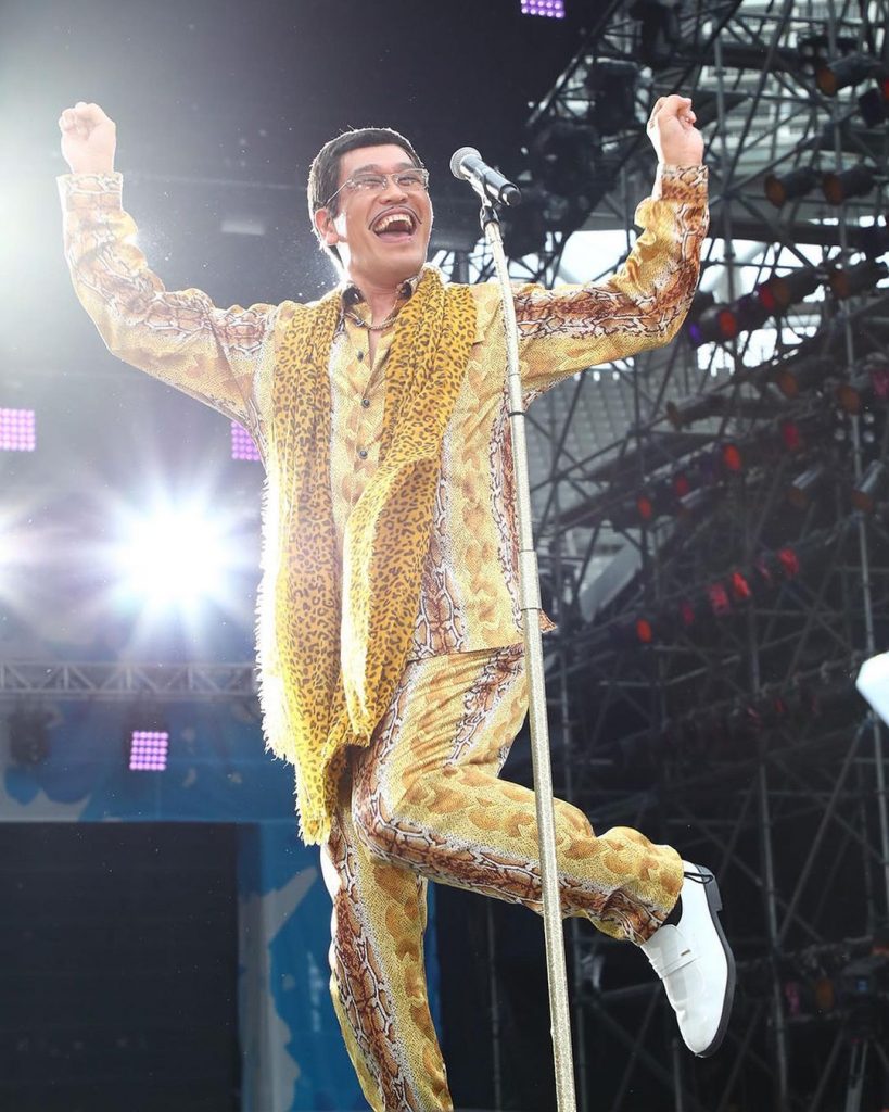 《PPAP》原唱PIKO太郎確診。(圖/翻攝自IG)