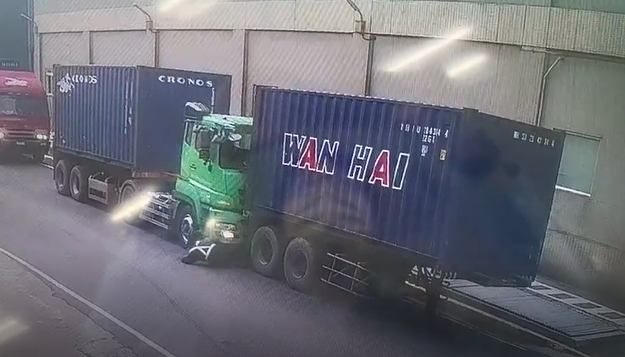 忘了拉手煞車，差點變成肉餅。（圖／記者爆料網）
