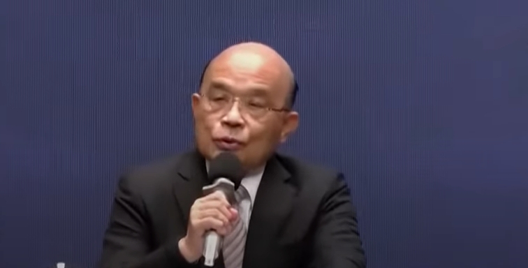 各界關心餐飲場所是否禁止內用,蘇貞昌表示,這涉及40萬名從業人員生計,目前不通令一律禁止內用,但一定要嚴格落實實聯制。(圖/中天新聞)