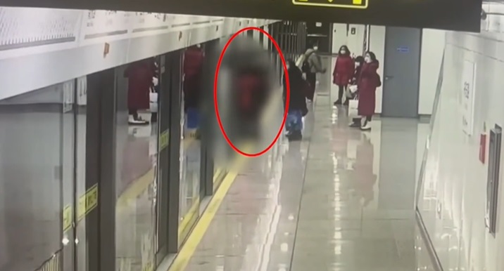 上海地鐵女乘客被拖走。(圖/微博)
