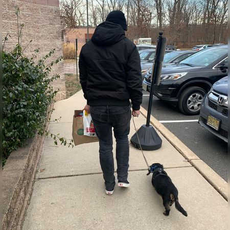 臘腸狗「山米」開心步出收容所。圖取自Monmouth County SPCA臉書