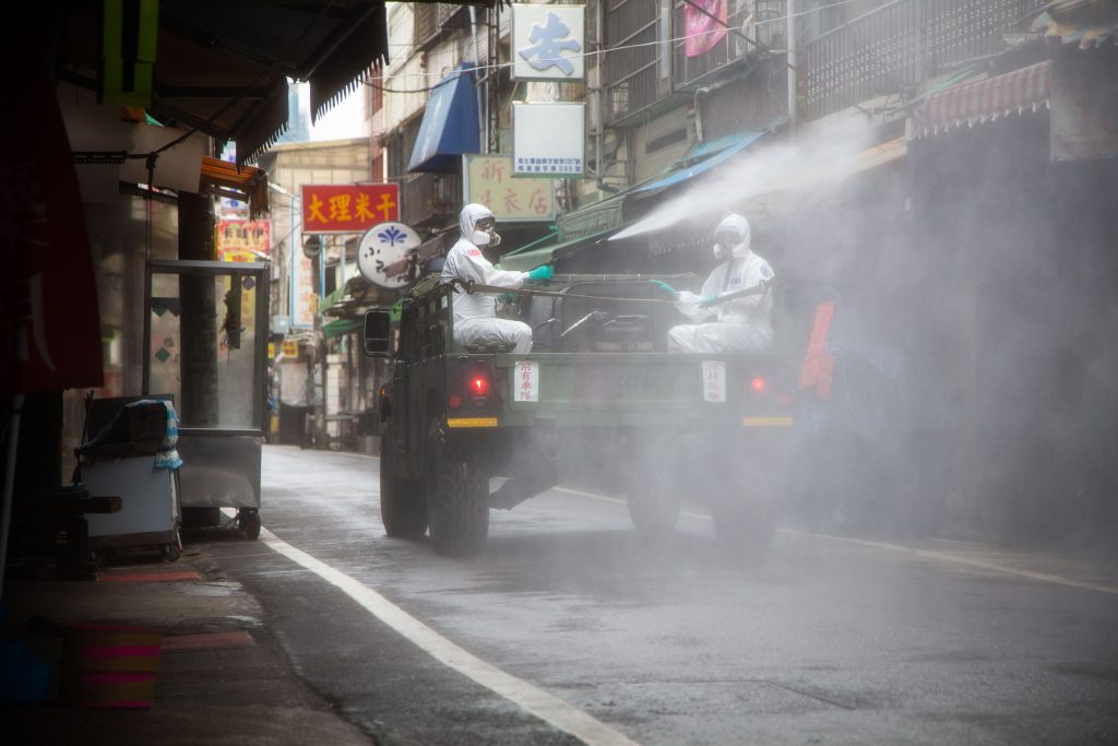 官兵們以悍馬車及MDS-106輕型消毒器對路面及人行道消毒。（圖／軍聞社）