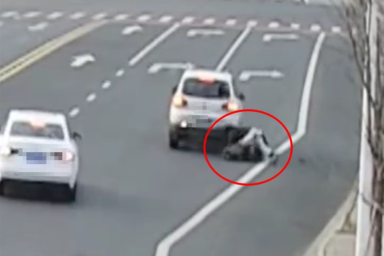 男子玩手機沒注意路況,導致撞上一台倒車中的車。(圖/翻攝自「江蘇新聞」微博)