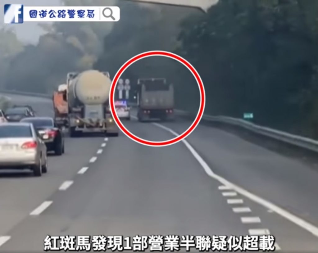 見義勇為的砂石車駕駛協助國道警察攔下違規駕駛(攝自臉書粉專國道公路警察局)