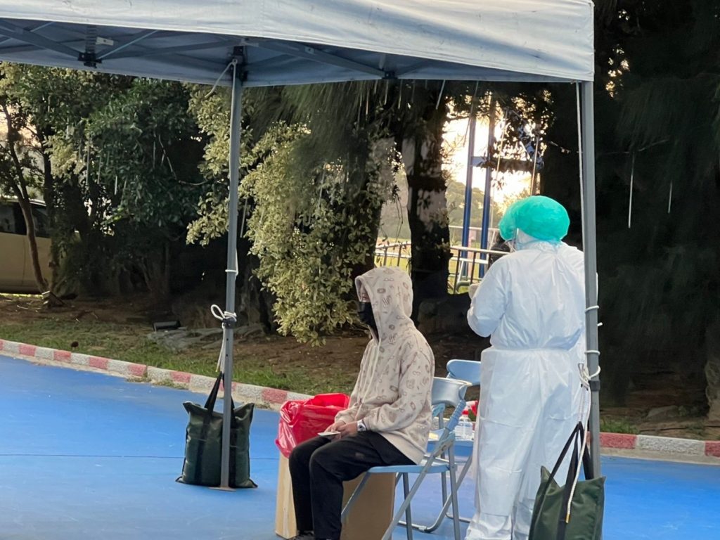新竹明新科技大學已設立篩檢站,陸陸續續有學生、教師前往篩檢。圖/中天新聞