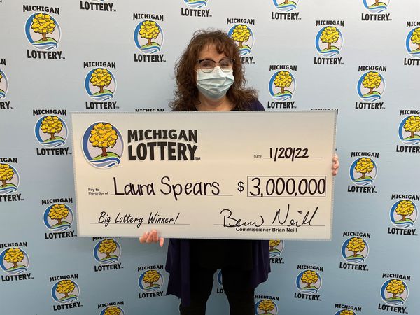 美國1名婦人花了2美元買入一張樂透,結果竟意外中了300萬美元的頭獎。(圖/翻攝自密西根樂透官網)