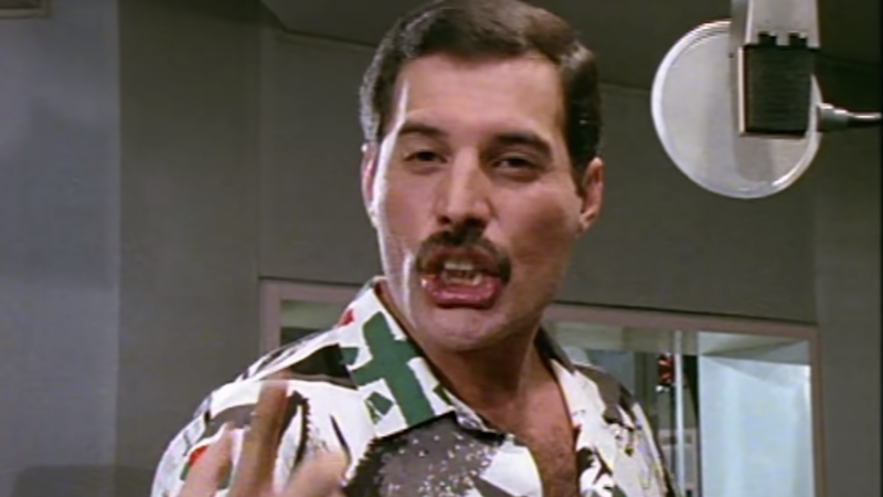  印度裔英國已故歌手墨裘瑞，曾為皇后合唱團的主唱。（圖／翻攝自Youtube）