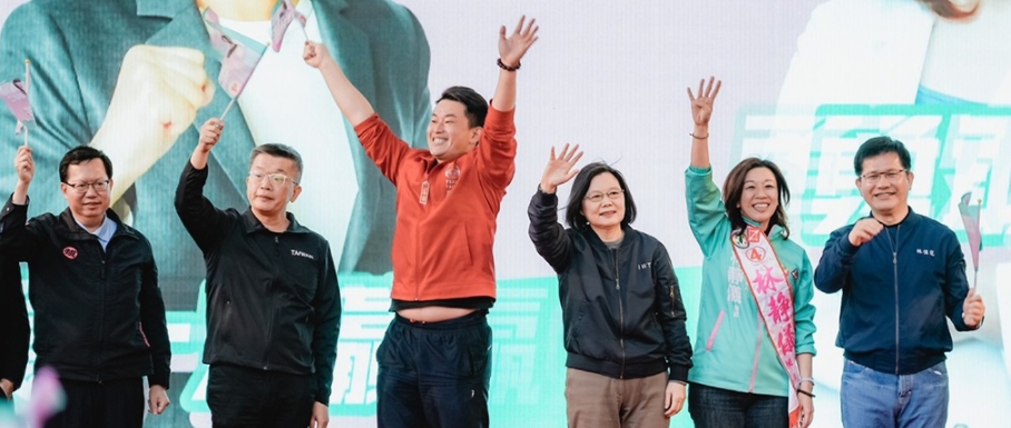 鄭文燦率領市府團隊、桃園市議會民進黨團議員前往沙鹿,替林靜儀造勢站台。(圖/翻攝自「林靜儀」臉書)