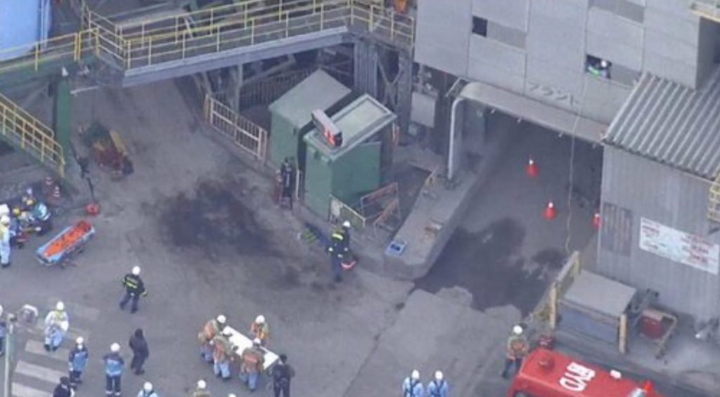 兩名工人維修機器被柏油攪拌亡。（圖／推特）