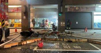 土城1間牛肉麵店突然氣爆，導致老闆與女客人受傷送醫。（圖／警方提供）