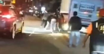 板橋9日晚間發生鬥毆衝突，1名男子認為被前女友戴綠帽，找10多名友人助陣談判。（圖／翻攝自記者爆料網）