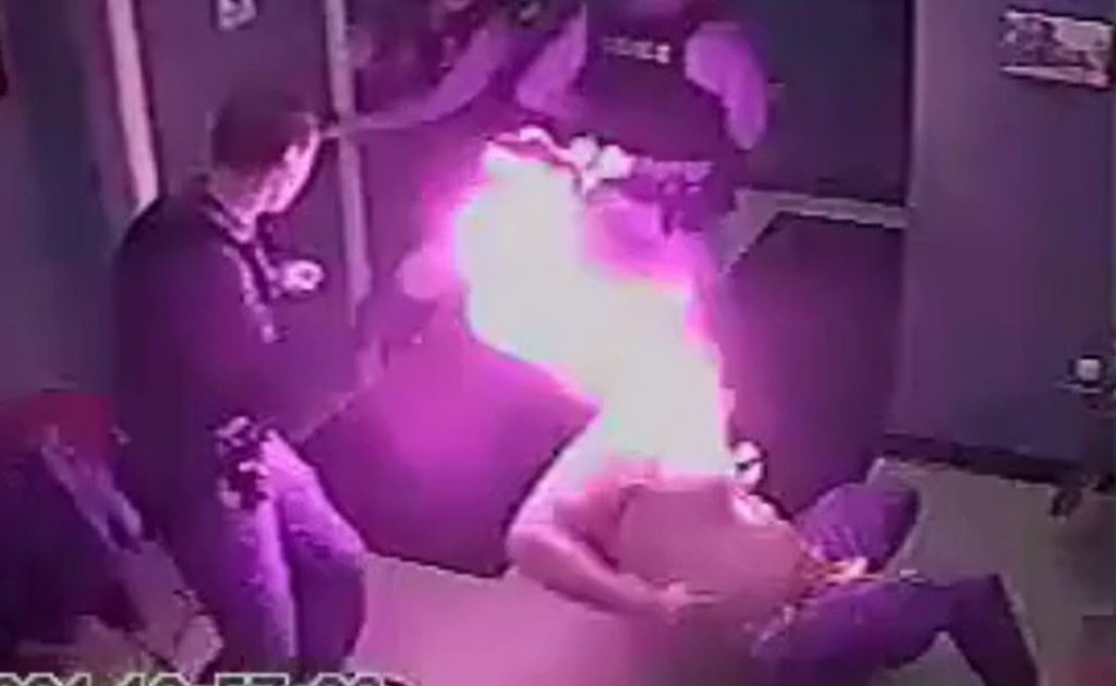 1名員警朝身上滿是酒精的瓊斯射擊後，對方竟全身著火。（圖／翻攝自New York State Attorney General）