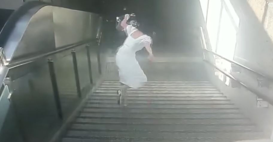 大陸1名女子走樓梯滑手機踩空，倒在地上不斷抽搐，令人看了毛骨悚然。（圖／翻攝自YouTube）