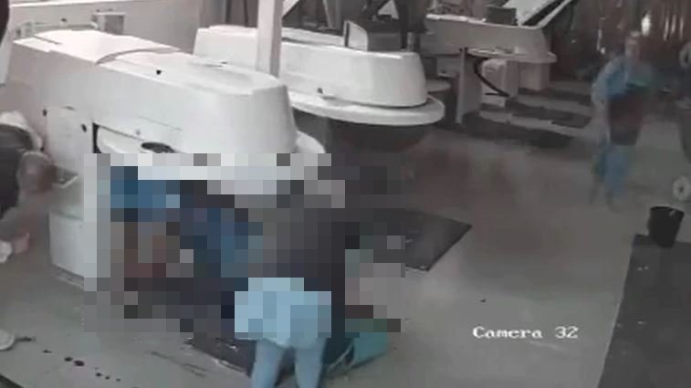 女店員整個人被捲進攪拌機，最終吊掛在機器口身亡。（圖／翻攝自推特）
