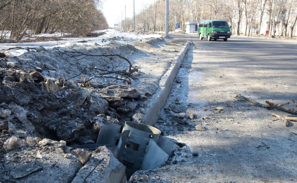 烏克蘭第二大城哈爾科夫遭坦克入侵空襲，道路被炸出大洞。（圖／路透社）