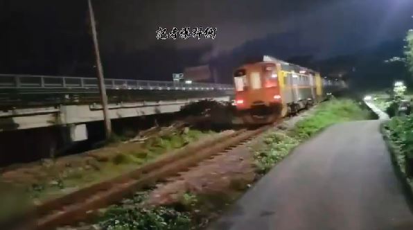 有民眾今日闖入鐵軌，遭到列車撞擊，當場失去生命跡象。（圖／翻攝自記者爆料網）