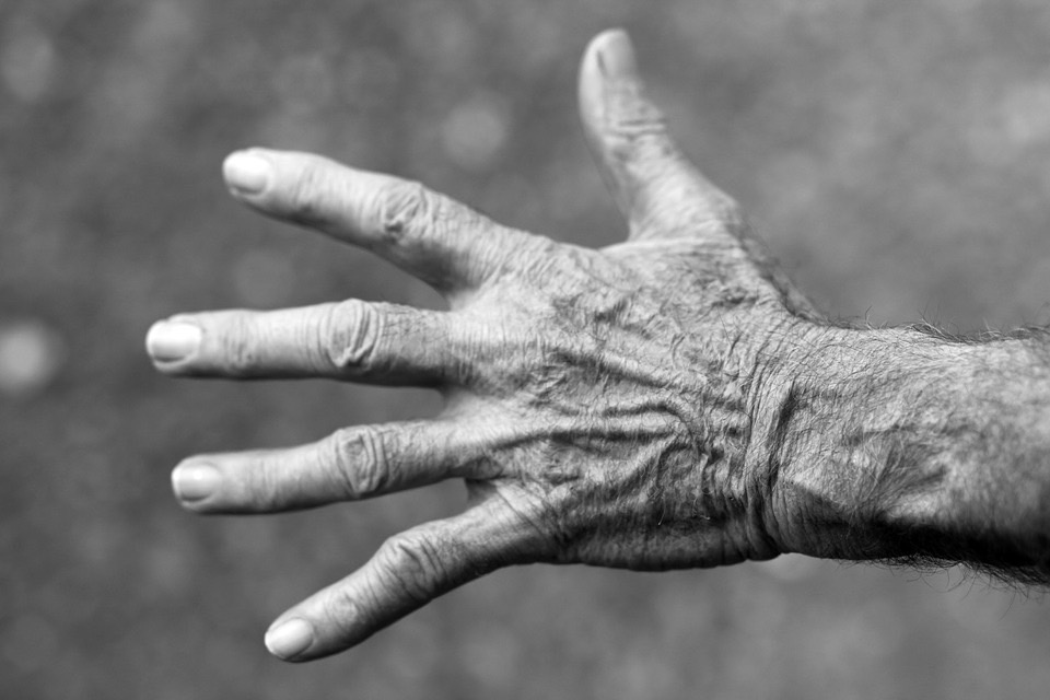 老婦的看護竟然直接進入房間性侵。（示意圖／取自於免費圖庫／pixabay）