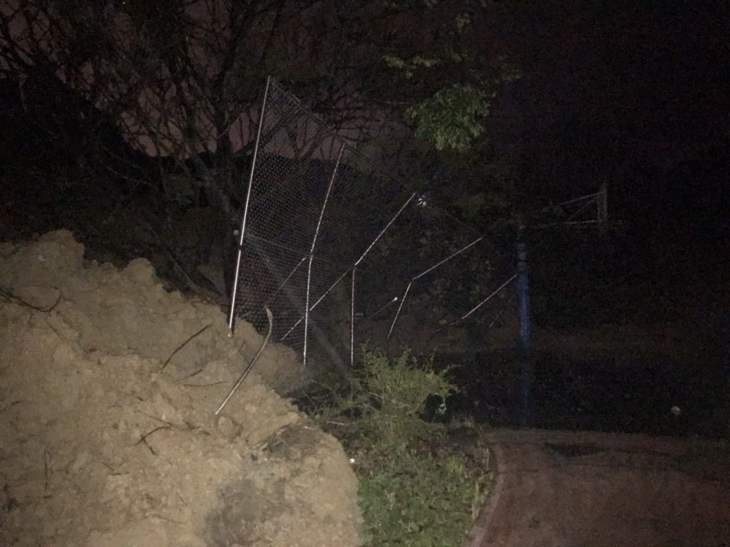 山坡下籃球場遭掩埋。 （圖／中天新聞）