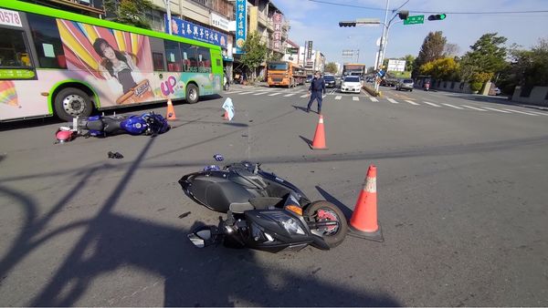 少年「直線衝撞」左轉車,機車零件碎滿地。(圖/民眾提供)