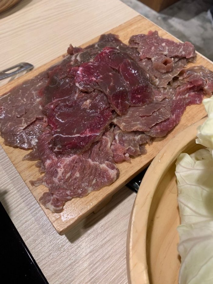 網友抱怨藝人KID林柏昇跨界開副業野人火鍋店的肉品差。(圖/翻攝自Dcard)