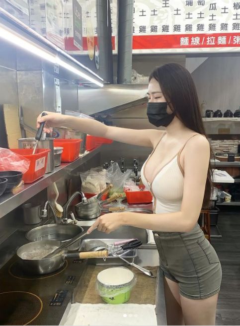 這名雞湯女店員的身材相當火辣，上身只穿一件白色小背心，前凸後翹的身材讓許多網友把持不住。（圖／翻攝自meijia0908_2.0 IG）