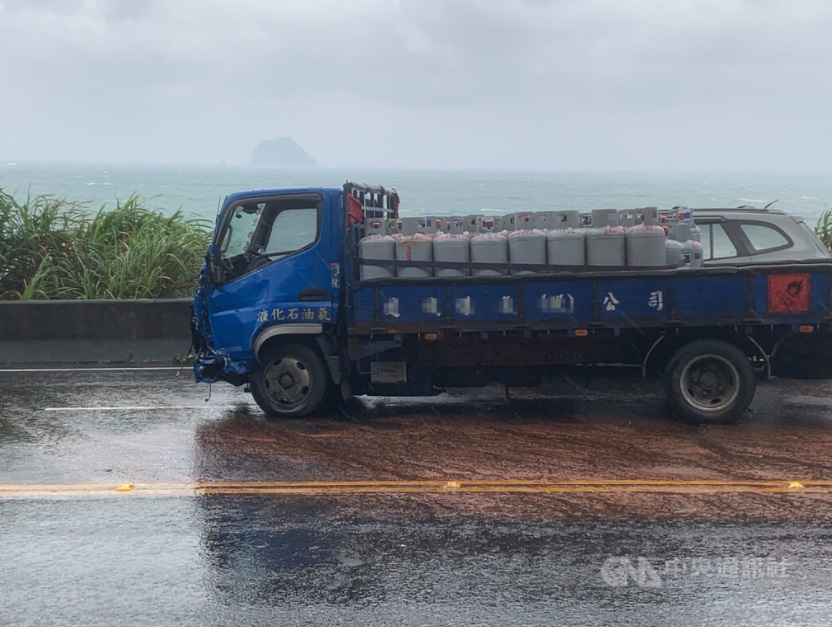 基隆濱海公路機車與貨車相撞，騎士不治。（圖／中央社）