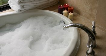 女子陳屍浴缸中腐爛。（示意圖／翻攝自Pixabay）