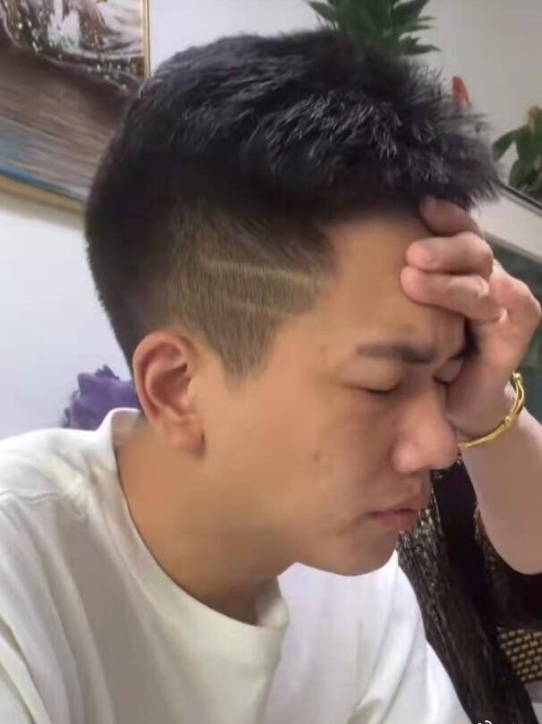 唐痘痘最後的影片奶奶還有發現他發高燒,沒想到為時已晚。(圖/翻攝自微博)