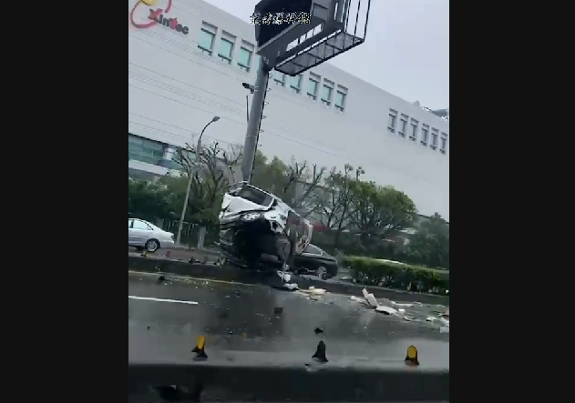 0203國道一號內壢車禍。(圖/記者爆料網)